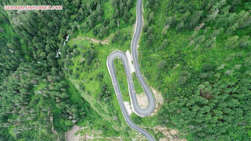 Schnellstra?e Gyirong-Pass in Tibet gewinnt nach Erdbeben wieder an Dynamik