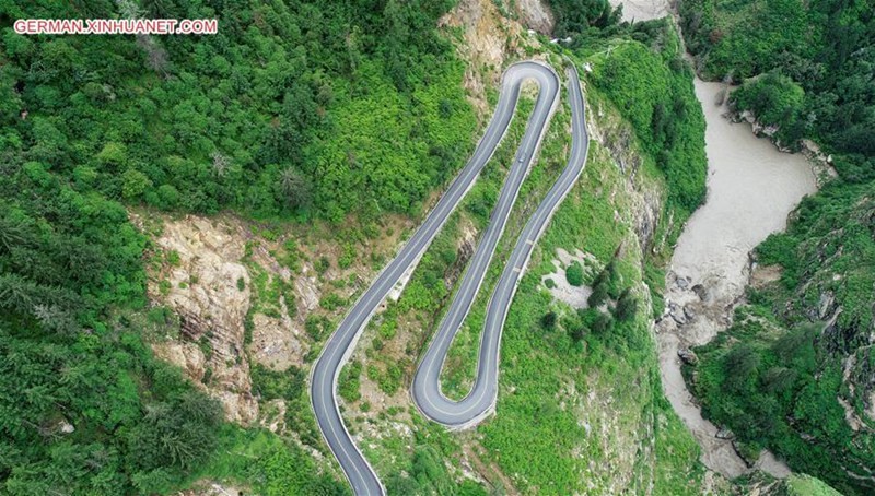 Schnellstra?e Gyirong-Pass in Tibet gewinnt nach Erdbeben wieder an Dynamik