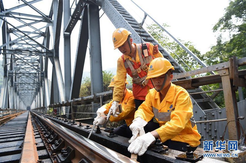 Wartungsarbeiten an Chongqings Holz-Eisenbahnbrücke