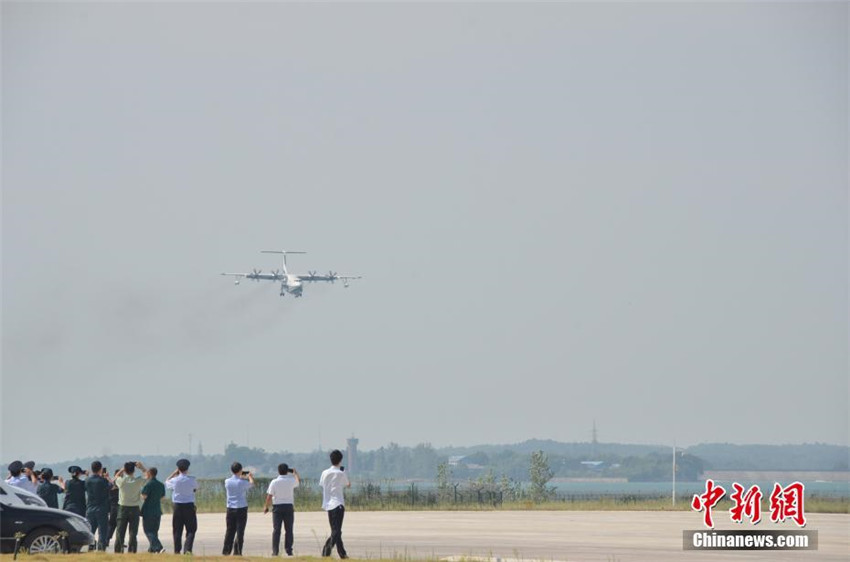 Chinas Amphibienflugzeug bereit für Testfahrt auf Wasser