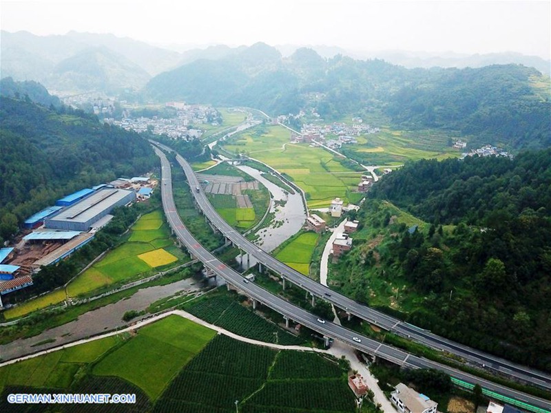 Landschaft entlang der Autobahn Lanzhou-Haikou in Duyun von Guizhou