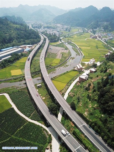 Landschaft entlang der Autobahn Lanzhou-Haikou in Duyun von Guizhou