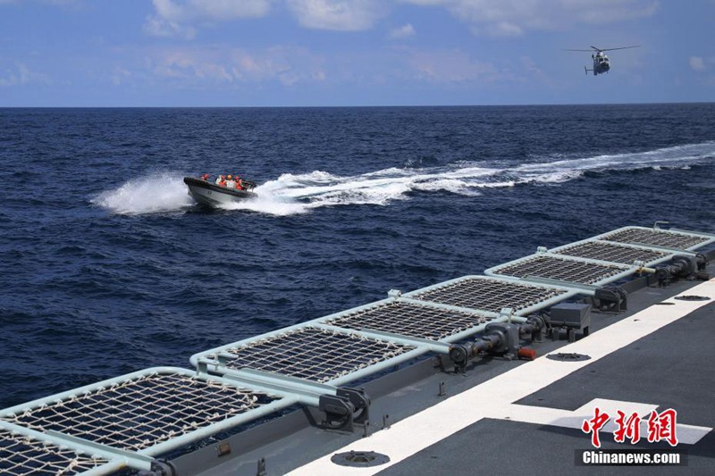 Chinesisches Schiff l?uft in den Hafen von Darwin ein