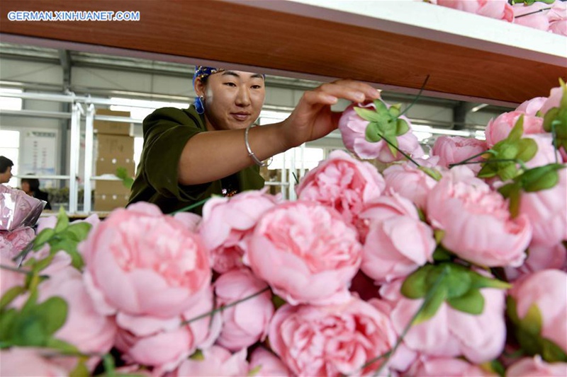 Herstellung künstlicher Blumen dient Armutsbefreiung in Ningxia