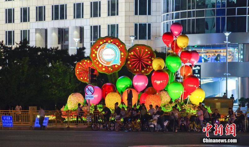 Beijing begrü?t afrikanische G?ste mit Blumen und Beleuchtungsanlagen