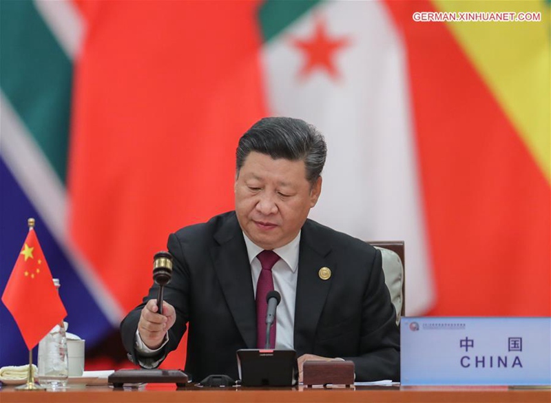 Xi Jinping sitzt erster Phase des Rundtisch-Treffens des Beijing-Gipfeltreffens 2018 des FOCAC vor