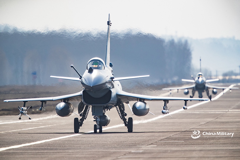 J-10-Kampfjets starten bei Trainingseinsatz