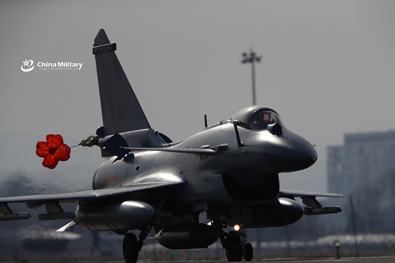 J-10-Kampfjets starten bei Trainingseinsatz