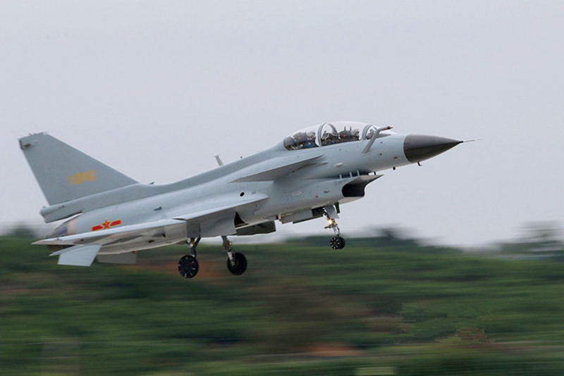 J-10-Kampfjets starten bei Trainingseinsatz