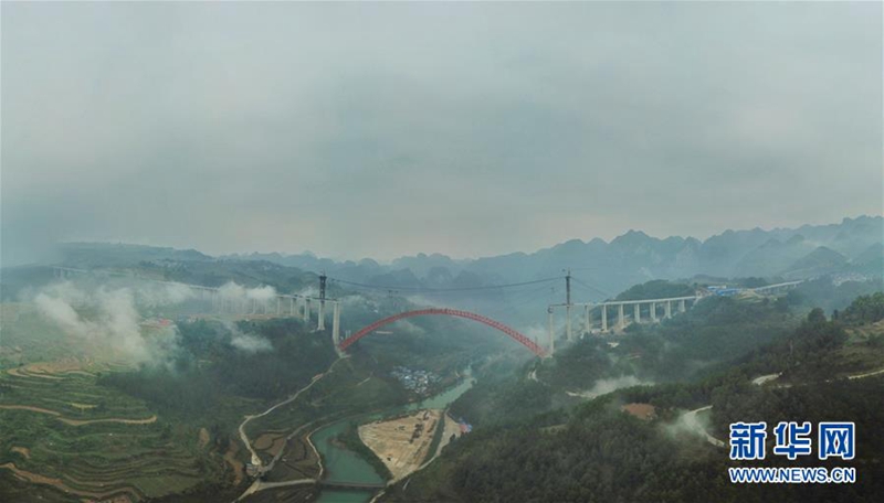 Riesige Brücke in Guizhou ist im Bau