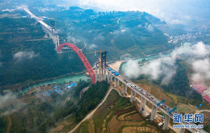 Riesige Brücke in Guizhou ist im Bau