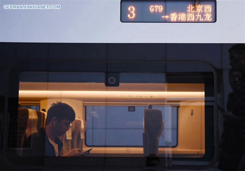 Erster Hochgeschwindigkeitszug von Beijing nach Hongkong f?hrt ab