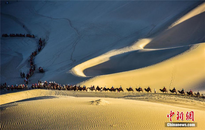 309.000 Touristen besuchen Sandwüste Dunhuang w?hrend des Nationalfeiertag-Urlaubs