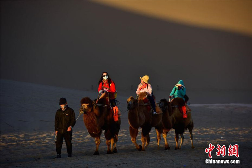 309.000 Touristen besuchen Sandwüste Dunhuang w?hrend des Nationalfeiertag-Urlaubs