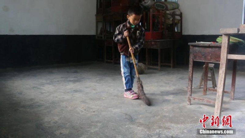 Lehrer bleibt, um einzigen Schüler der Schule zu helfen