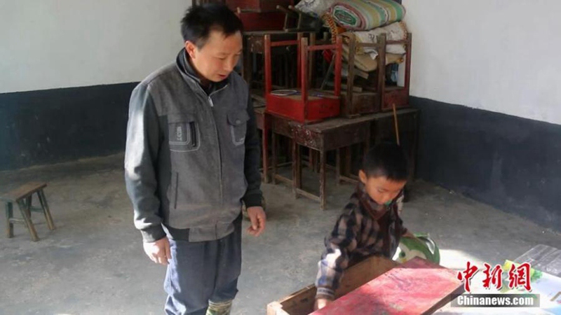 Lehrer bleibt, um einzigen Schüler der Schule zu helfen