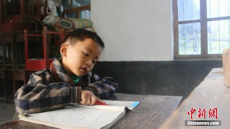 Lehrer bleibt, um einzigen Schüler der Schule zu helfen