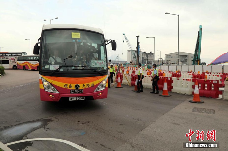 Erste Busse überqueren die Hongkong-Zhuhai-Macao-Brücke