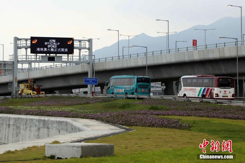 Erste Busse überqueren die Hongkong-Zhuhai-Macao-Brücke
