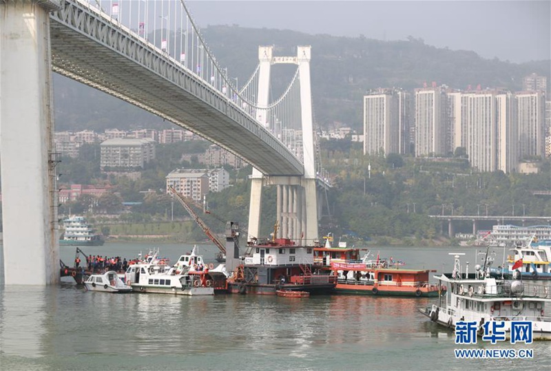 Rettungskr?fte im Dauereinsatz nach Busunfall in Chongqing