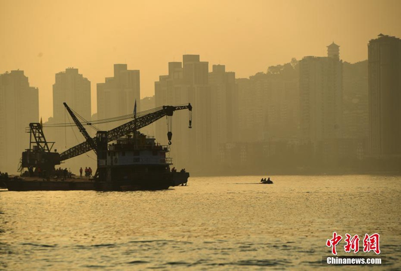 Rettungskr?fte im Dauereinsatz nach Busunfall in Chongqing