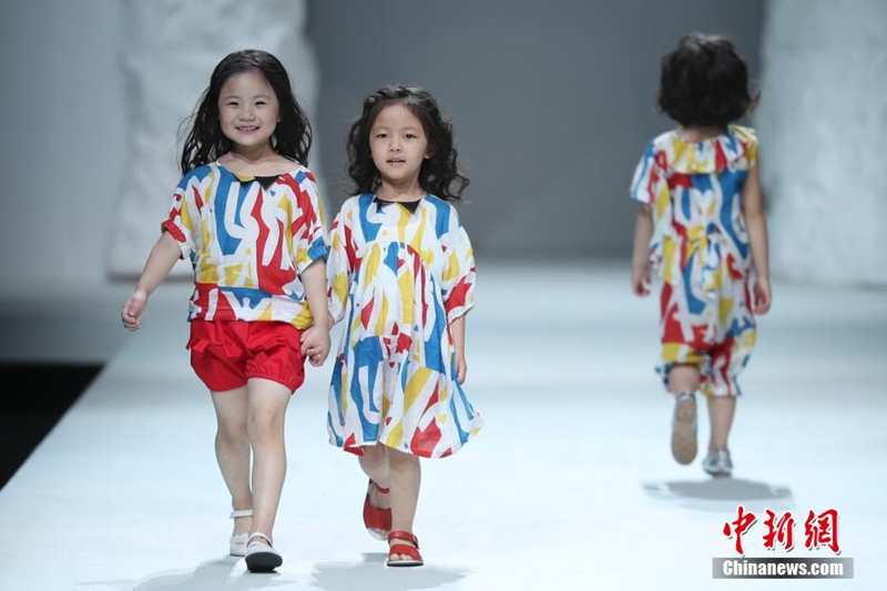 Sü?e Kinder auf dem Catwalk