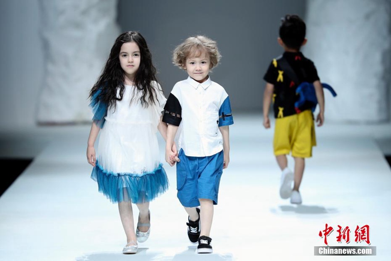 Sü?e Kinder auf dem Catwalk