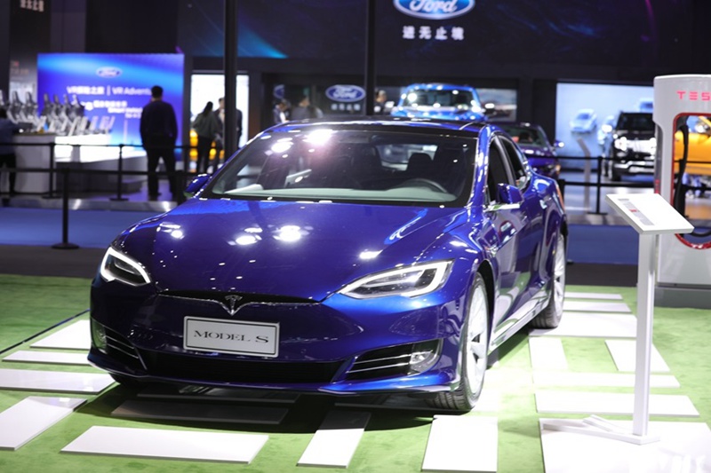 Autos mit alternativen Energien auf der Importmesse