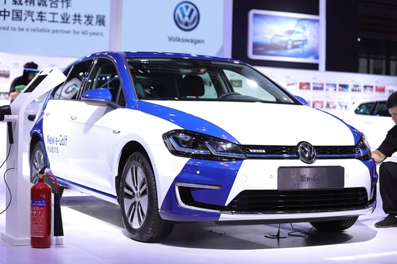 Autos mit alternativen Energien auf der Importmesse