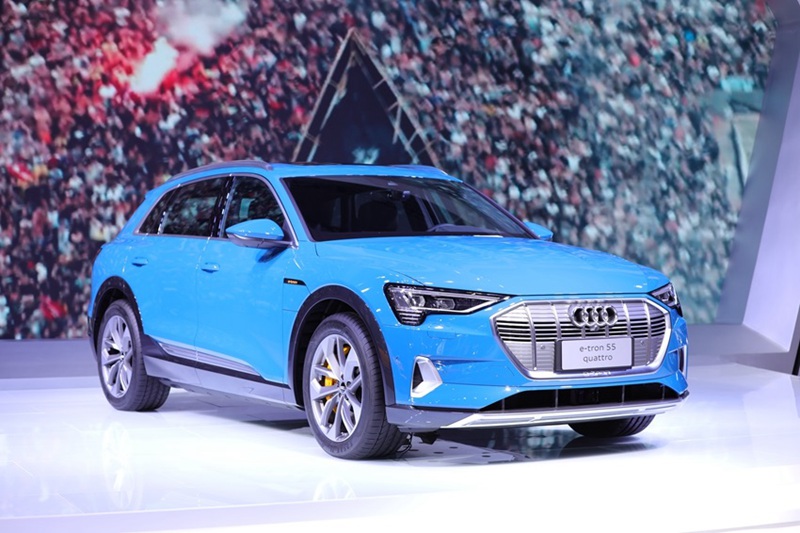 Autos mit alternativen Energien auf der Importmesse