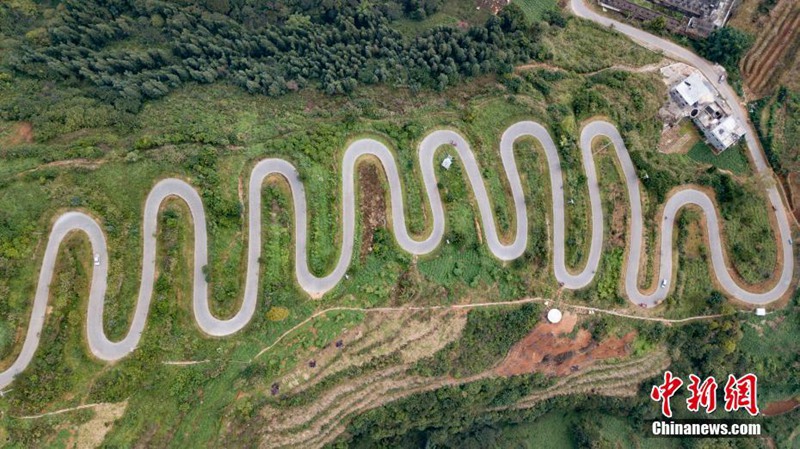 Südchina: Landstra?e windet sich wie eine Schlange den Berg hinauf