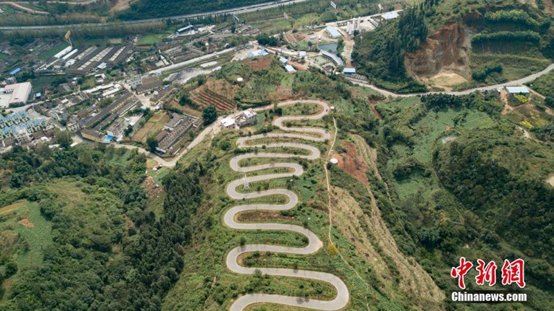 Südchina: Landstra?e windet sich wie eine Schlange den Berg hinauf