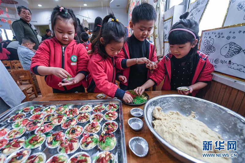 Kinder bereiten Spezialit?ten für ?Kleinen Schnee“ zu
