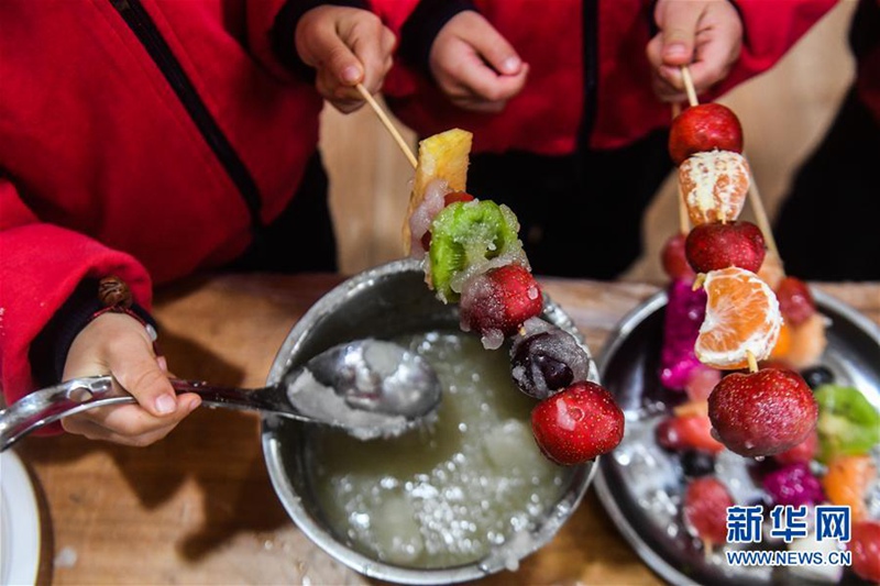 Kinder bereiten Spezialit?ten für ?Kleinen Schnee“ zu