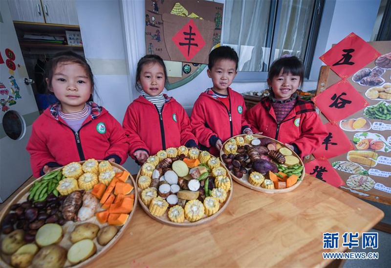 Kinder bereiten Spezialit?ten für ?Kleinen Schnee“ zu