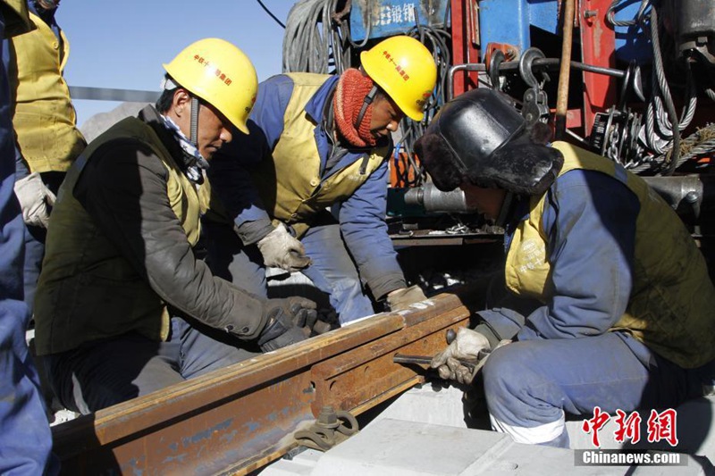 Schienenverlegung auf der Lhasa-Nyingchi-Eisenbahn beginnt