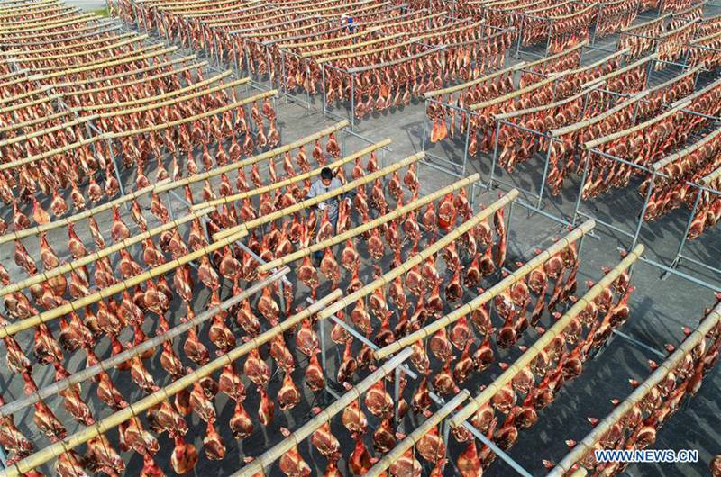 Schinken wird nach traditionellen Methoden in Jinhua getrocknet