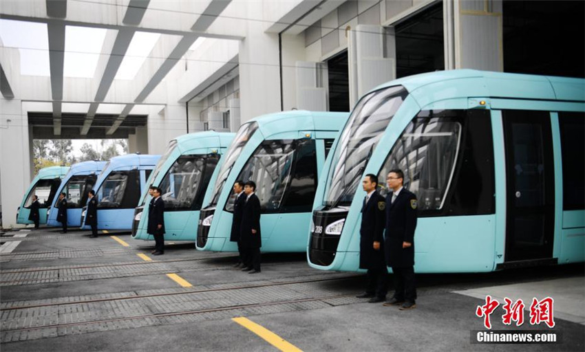 Chengdus erste Stra?enbahn bereitet Probefahrt vor