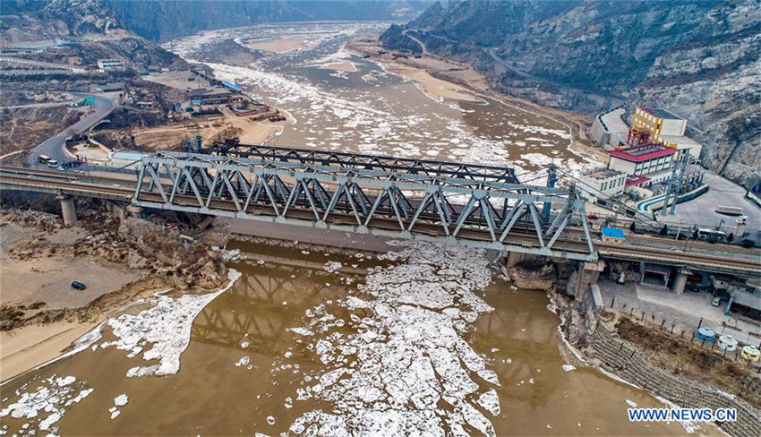 Gelber Fluss: Eisbrocken treiben flussabw?rts