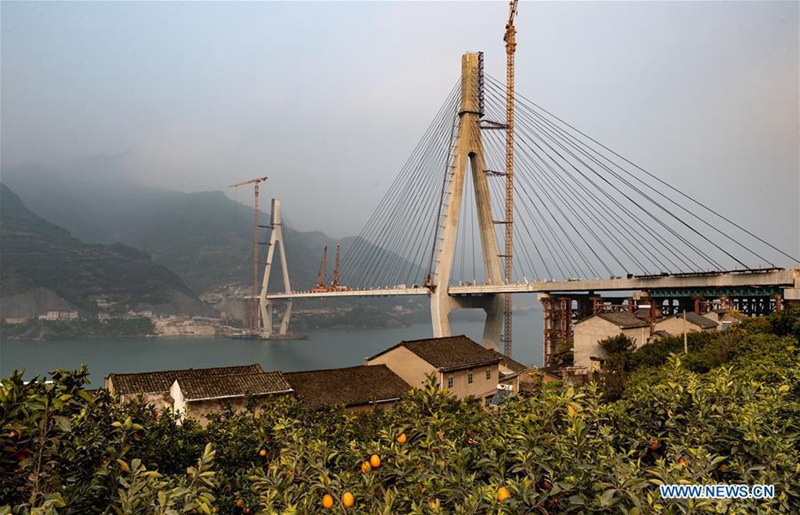 Hauptteil der 470 Meter langen Brücke in Hubei steht