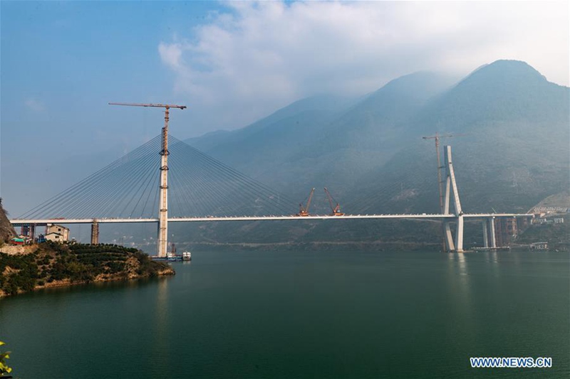 Hauptteil der 470 Meter langen Brücke in Hubei steht