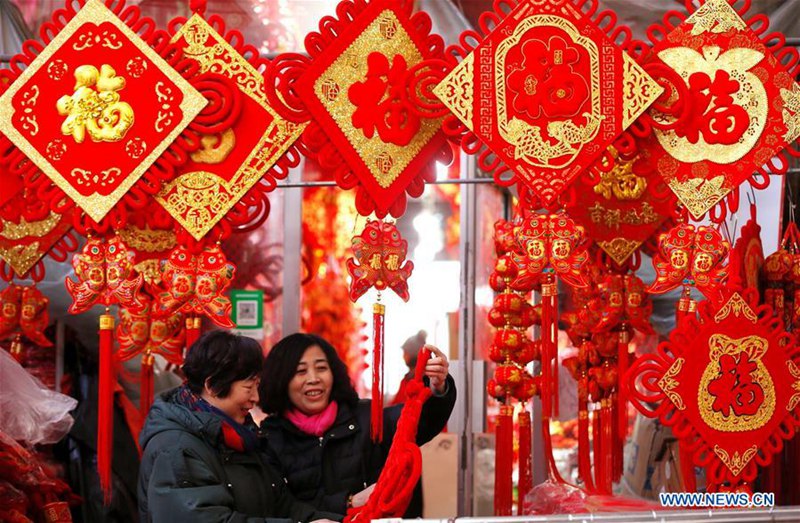 Chinesen kaufen Dekoration zur Feier des chinesischen Neujahrs
