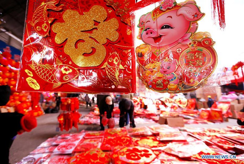 Chinesen kaufen Dekoration zur Feier des chinesischen Neujahrs