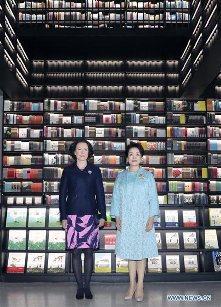 Peng Liyuan besucht Vorstellung mit der finnischen First Lady