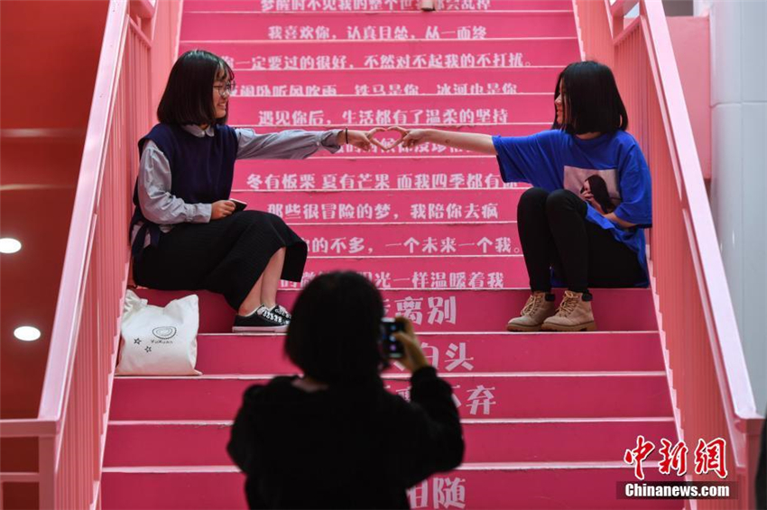 Pinkfarbene U-Bahnstation in Kunming