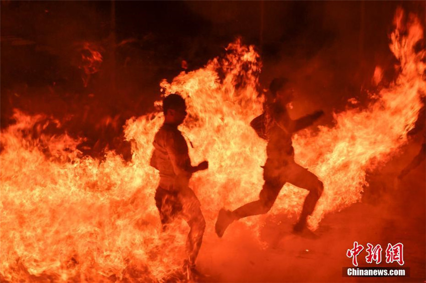 Volkstradition: überquerung des Feuermeeres