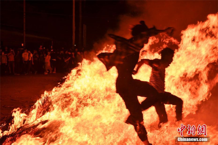 Volkstradition: überquerung des Feuermeeres