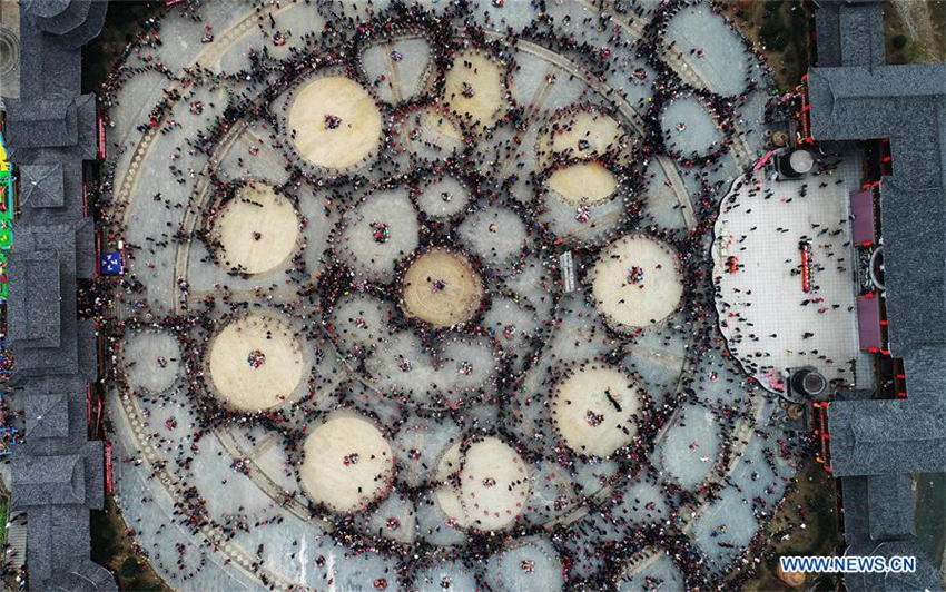 Frauen der Miao-Nationalit?t tanzen für eine gute Ernte