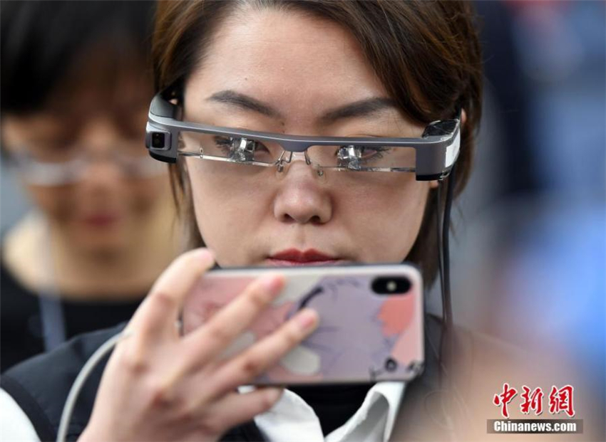 Journalistin berichtet mit Hilfe einer VR-Brille von den ?Zwei Tagungen“