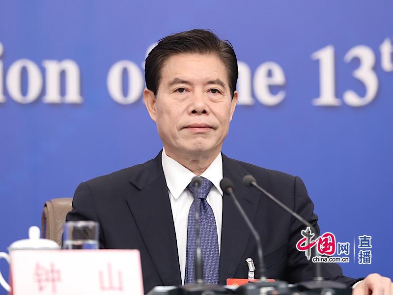 Handelsminister beantwortet Fragen der Journalisten